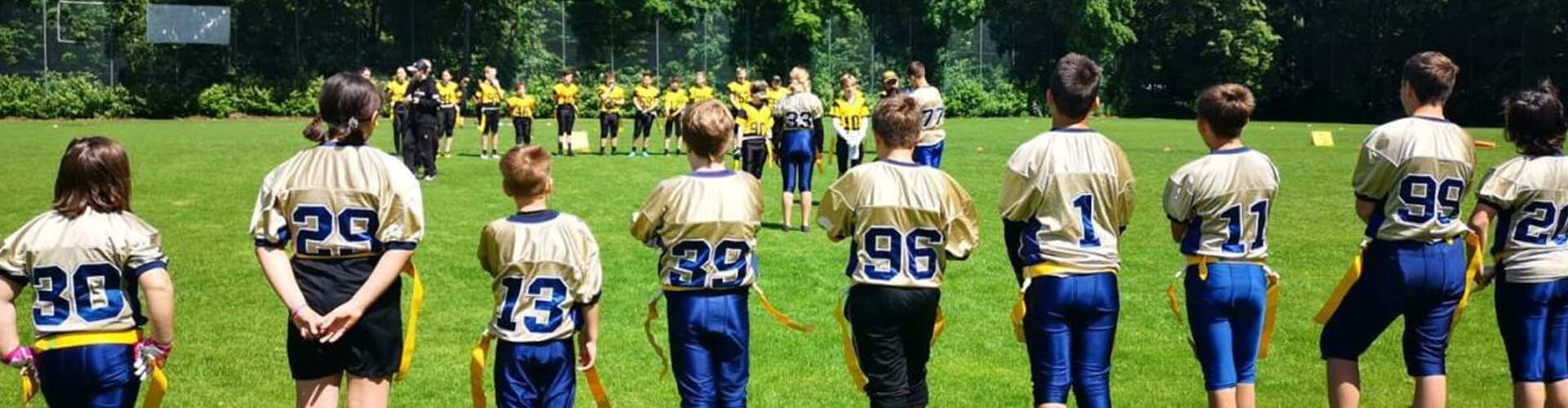 Drei Footballspieler in Kampfposition