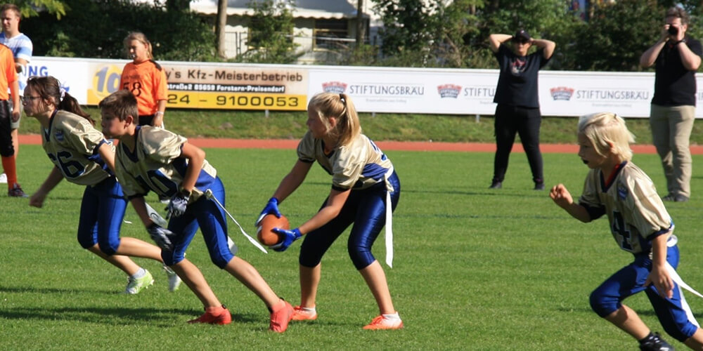 Einlauf der Footballspieler mit den Cheers und buntem Rauch